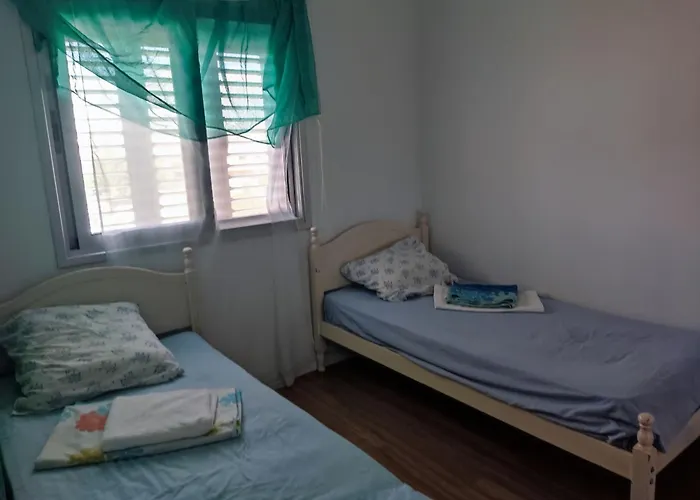 아파트 A Separate With A Shared Bathroom And 50 Meters From The Sea